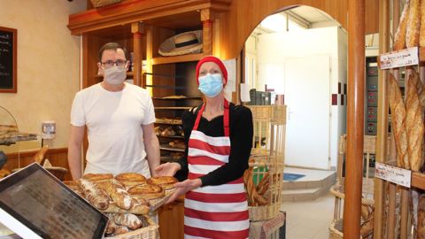 Raphaël Morisset et Sabine, sa vendeuse, avouent que « les clients ont eu un peu de mal à renoncer au pain tranché sans emballage plastique, mais ils s’y sont fait ! »
